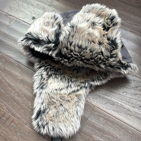 Levis Earflap faux fur hat,adjustable strap,quilt lined,warm winter protection - Picture 2 of 11